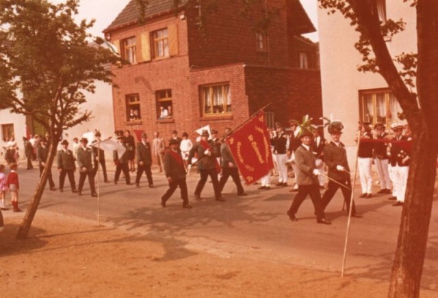 1972 Altschützen beim Vorbeimarsch